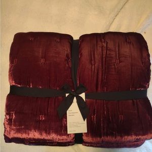 West Elm quilt comforter King California King Velvet